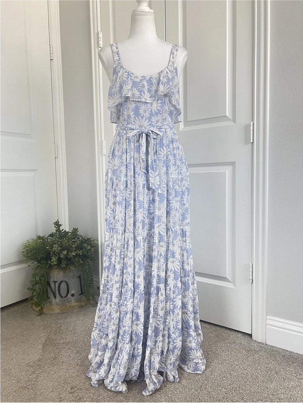 Paige Tevin Periwinkle Dress Daisy Floral Print Maxi Size S
$299 Ruffle NWT - Picture 6 of 12